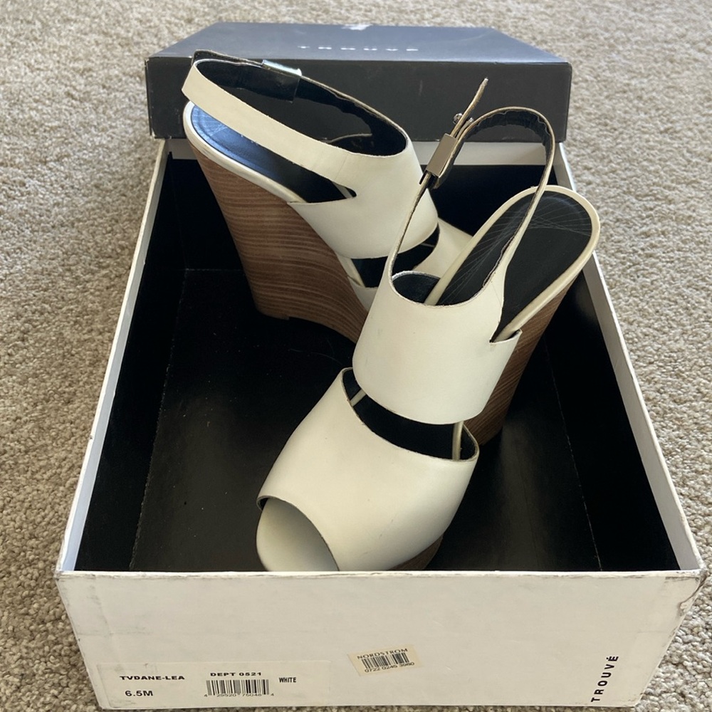Trouvé white& tan 5” wedges
Pre owned
Please refer to pictures for scuff